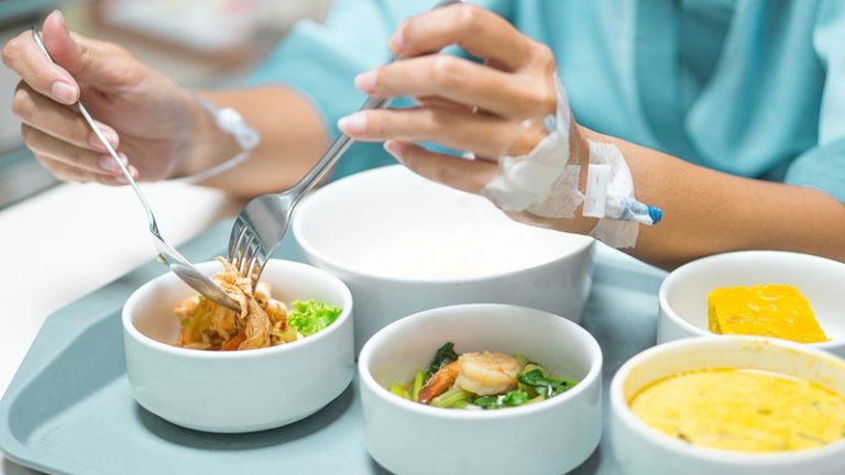Mới phẫu thuật nên ăn gì