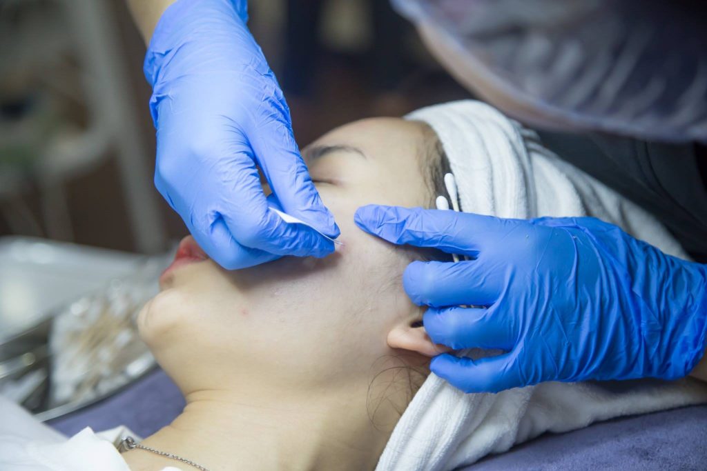 Tuổi Dậy Thì  Spa Nặn Mụn - Nên Hay Không Nên?