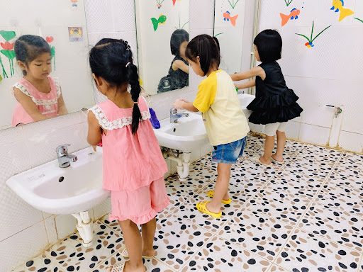 rửa tay cho trẻ mầm non